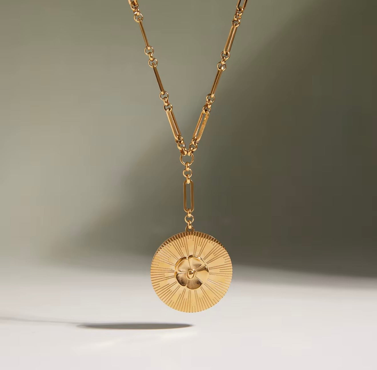 18K Gold Camellia Pendant Chain Necklace