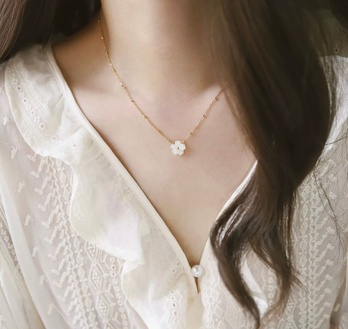 18K Gold & Mother of Pearl Dainty Bloom Necklace